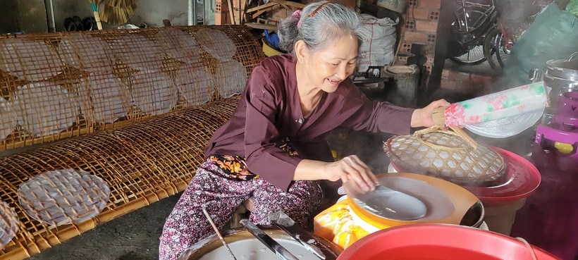 Bà Dương Thị Ốm, trú tại xã An Ngãi, huyện Long Điền, được hỗ trợ lò tráng bánh tráng bằng điện từ Chương trình hỗ trợ ngành nghề nông thôn của tỉnh Bà Rịa-Vũng Tàu. (Ảnh: Hoàng Nhị/TTXVN)