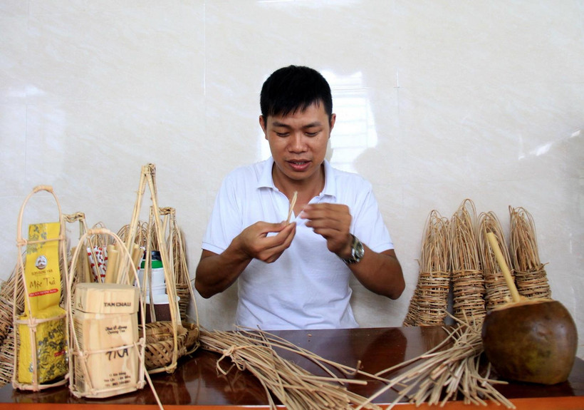 Anh Đỗ Quốc Anh đang hoàn thiện các sản phẩm của mình. (Ảnh: Phước Ngọc/TTXVN)