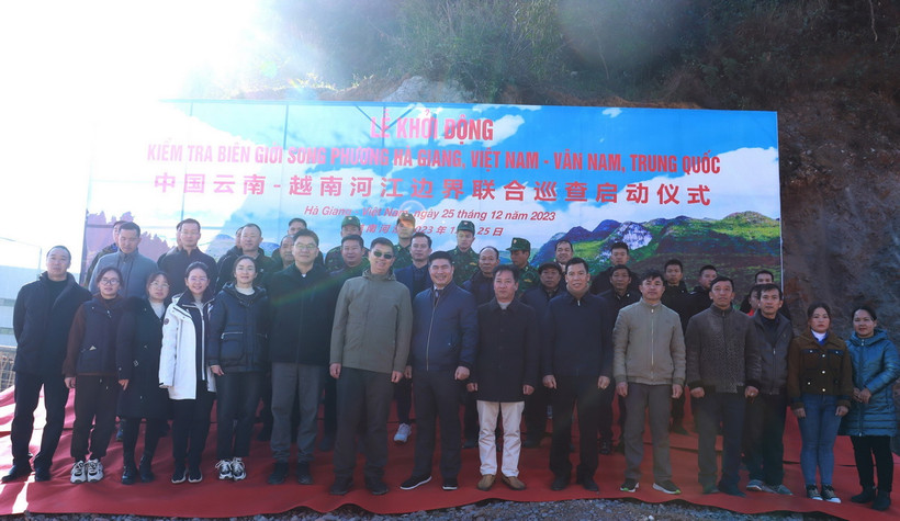 Sở Ngoại vụ tỉnh Hà Giang (Việt Nam) và Văn phòng Ngoại sự tỉnh Vân Nam (Trung Quốc) chụp ảnh lưu niệm tại Lễ khởi động Kiểm tra Biên giới song phương. (Ảnh: Minh Tâm/TTXVN)