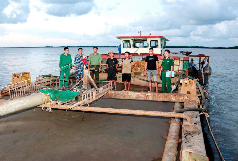 Các đối tượng và tàu khai thác cát trái phép bị tạm giữ tại cửa biển Sóc Trăng. (Ảnh: TTXVN phát)