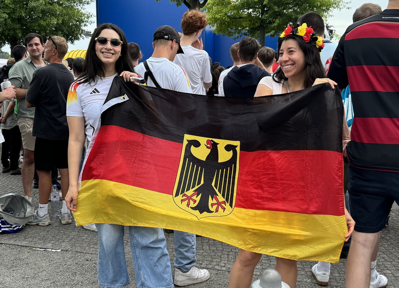 Cổ động viên đội tuyển Đức vui mừng trước chiến thắng của đội nhà. (Ảnh: Thu Hằng/TTXVN)