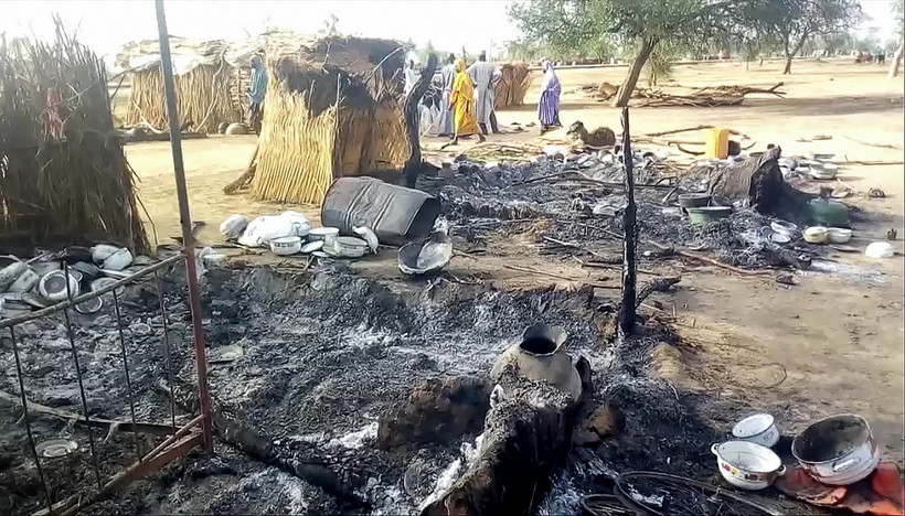 Hiện trường một vụ tấn công do Boko Haram tiến hành nhằm vào đám tang ở gần thủ phủ Maiduguri của bang Borno, Nigeria. (Ảnh: AFP/TTXVN)