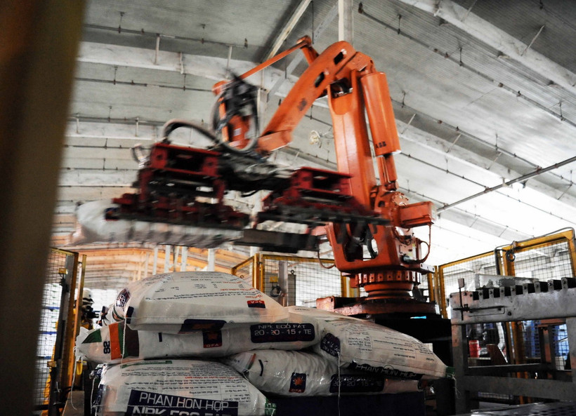 Sản phẩm phân bón của Công ty cổ phần phân bón dầu khí Cà Mau. (Ảnh: Huỳnh Anh/TTXVN)