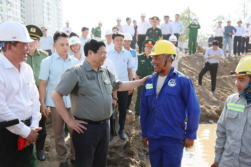 Thủ tướng Phạm Minh Chính chúc Tết công nhân, người lao động đang thi công đường Vành đai 3 đoạn qua Thành phố Hồ Chí Minh. (Ảnh: Dương Giang/TTXVN)