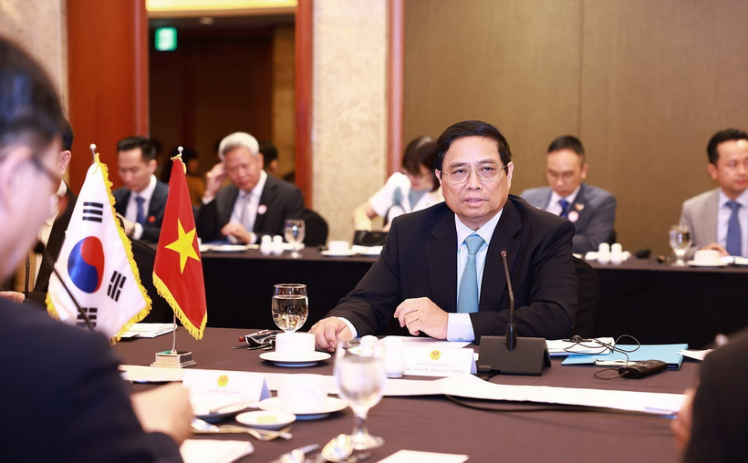 Thủ tướng Phạm Minh Chính tọa đàm với các chuyên gia, nhà khoa học Hàn Quốc trong lĩnh vực bán dẫn và trí tuệ nhân tạo. (Ảnh: Dương Giang/TTXVN)