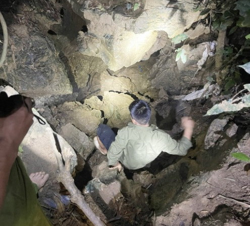 Lực lượng chức năng xã Bằng Hữu, huyện Chi Lăng xuống hang cứu người. (Ảnh do Công an xã Bằng Hữu cung cấp)