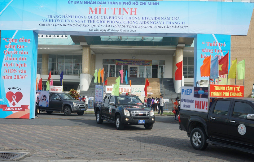 Đoàn xe diễu hành tuyên truyền phòng, chống HIV/AIDS. (Ảnh: Đinh Hằng/TTXVN)