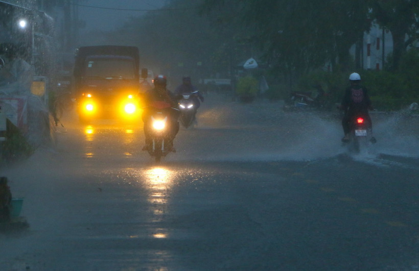 Mưa rào vào buổi tối. (Ảnh: Duy Khương/TTXVN)