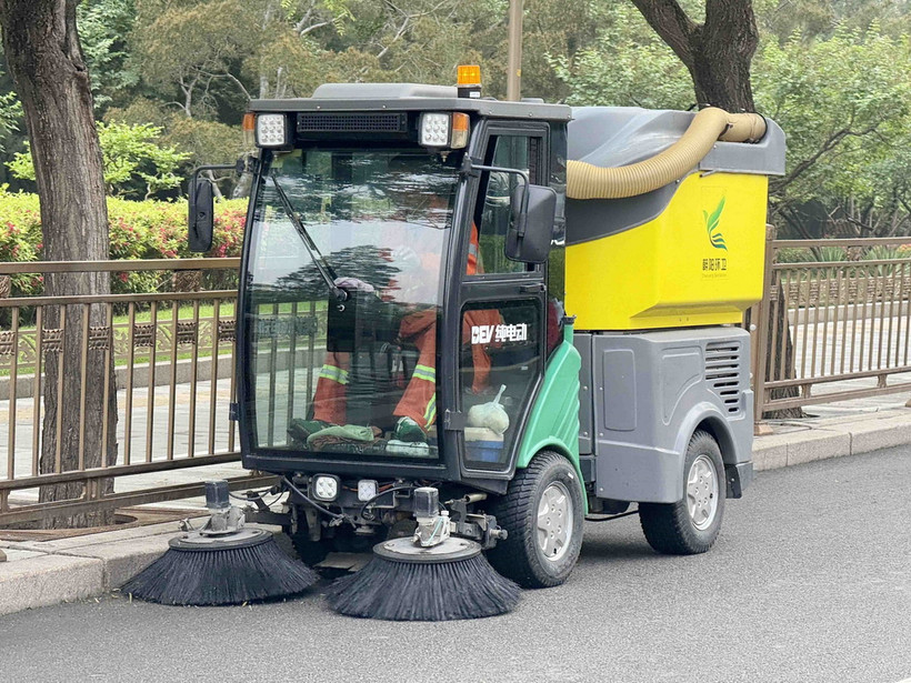 Thành phố Bắc Kinh mở rộng phạm vi hoạt động của máy làm sạch đường, nhân rộng sử dụng các thiết bị chuyên dụng cỡ nhỏ, triển khai thí điểm quét dọn vệ sinh môi trường bằng robot sử dụng năng lượng mới… (Ảnh: Công Tuyên/TTXVN)