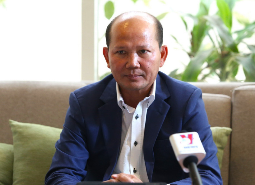 Học giả Uch Leang, nhà nghiên cứu tại Học viện Quan hệ Quốc tế Campuchia, trả lời phỏng vấn phóng viên TTXVN tại Phnom Penh. (Ảnh: Hoàng Minh/TTXVN)