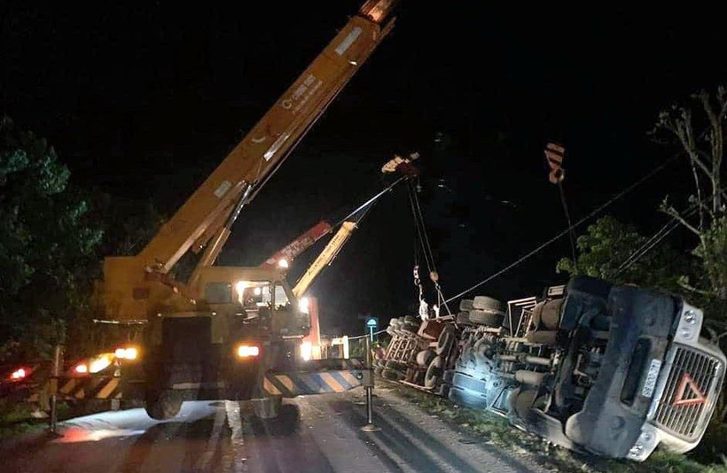 Hiện trường vụ tai nạn trên Quốc lộ 18, thuộc địa phận xã Quảng Minh, huyện Hải Hà, tỉnh Quảng Ninh. (Ảnh: TTXVN phát)