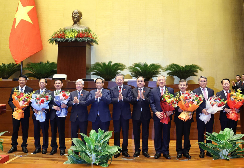 Lãnh đạo Đảng, Nhà nước tặng hoa chúc mừng các tân Phó Thủ tướng, Bộ trưởng, Chánh án Tòa án Nhân dân tối cao, Viện trưởng Viện Kiểm sát Nhân sân tối cao. (Ảnh: TTXVN)