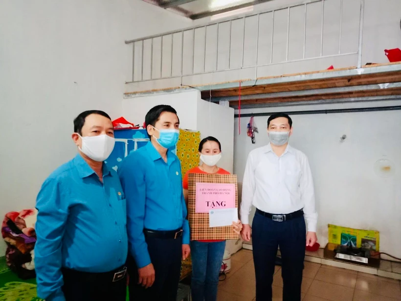 Tổ chức Công đoàn Hà Nội tặng quà cho công nhân lao động gặp khó khăn do ảnh hưởng của dịch COVID-19. (Ảnh: Minh Nghĩa/TTXVN)