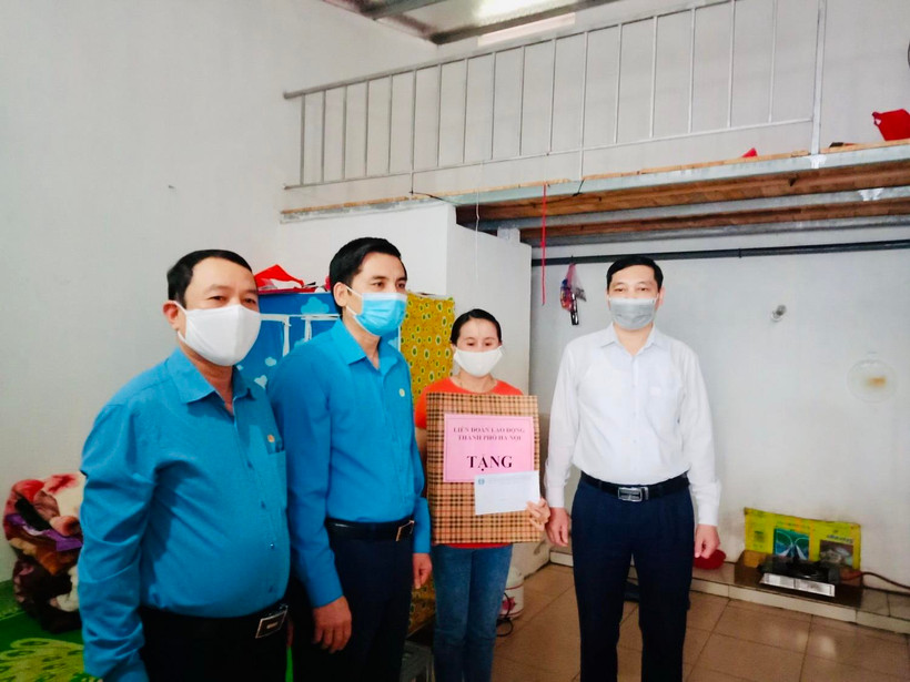 Tổ chức Công đoàn Hà Nội tặng quà cho công nhân lao động gặp khó khăn do ảnh hưởng của dịch COVID-19. (Ảnh: Minh Nghĩa/TTXVN)
