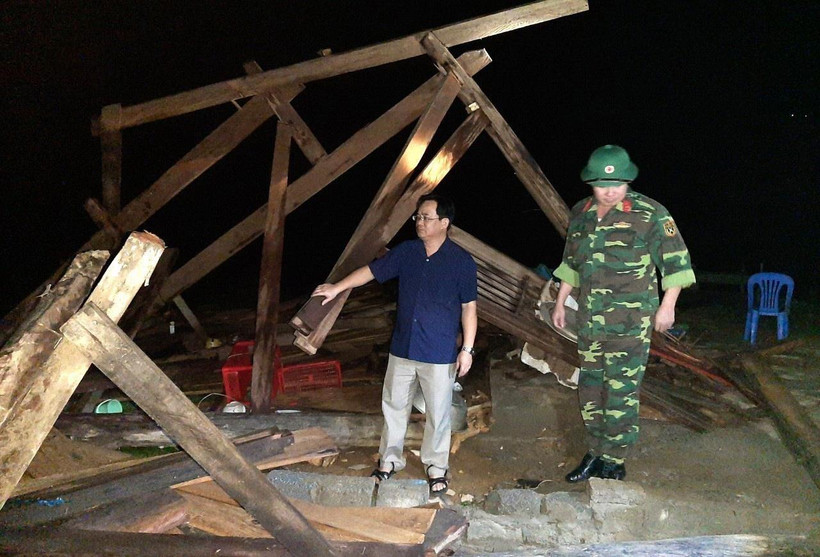 Giông lốc, mưa đá diện rộng tại huyện Tân Uyên, tỉnh Lai Châu làm đổ cây cối, nhà cửa, nhiều diện tích hoa màu mất trắng. (Ảnh: TTXVN)