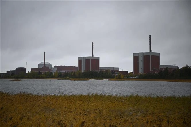 Lò phản ứng hạt nhân Olkiluoto 3 (trái) tại đảo Eurajoki, miền Tây Phần Lan. (Ảnh: AFP/TTXVN)