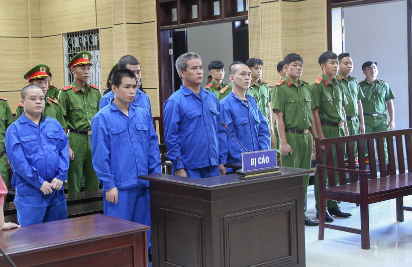 Năm bị cáo nhận án tử hình và 1 bị cáo nhận án tù chung thân về tội “Vận chuyển trái phép chất ma túy.” (Ảnh: Giang Phương/TTXVN)