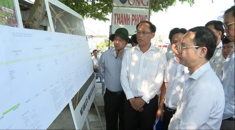 Bí thư Thành ủy Cần Thơ Nguyễn Văn Hiếu (phải) kiểm tra dự án đầu tư xây dựng đường bộ cao tốc Châu Đốc-Cần Thơ-Sóc Trăng giai đoạn 1, dự án thành phần 2 đoạn qua địa bàn thành phố Cần Thơ. ( Nguồn: báo Cần Thơ) 