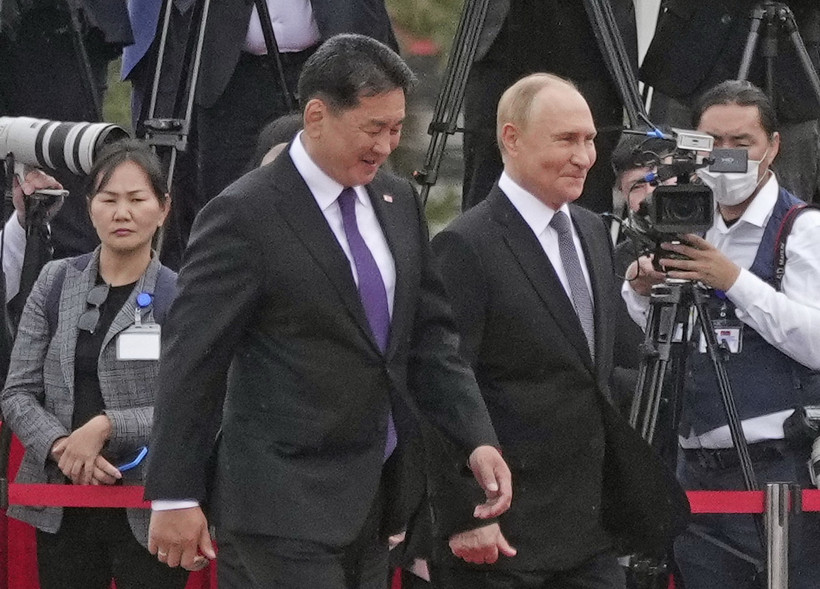 Tổng thống Nga Vladimir Putin (phải) và người đồng cấp Mông Cổ Ukhnaagiin Khurelsukh tại cuộc gặp ở thủ đô Ulan Bator. (Ảnh: Kyodo/TTXVN)