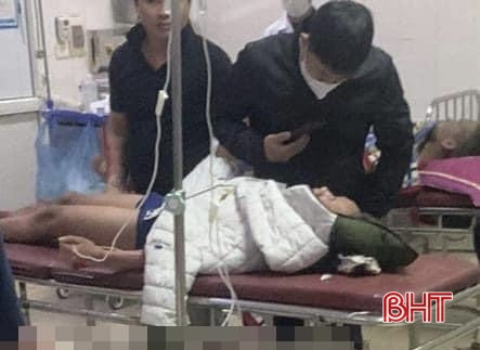 Các nạn nhân được đưa đi cấp cứu trong tình trạng bị thương nặng. (Nguồn: Báo Hà Tĩnh)