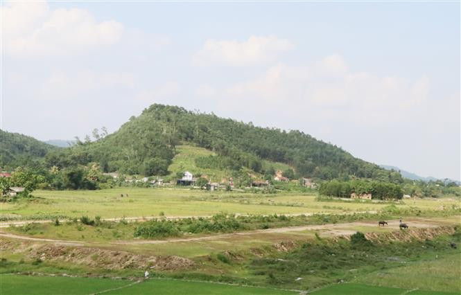 Một đoạn đường trục nối ĐT 261 đến khu vực đền Gàn thi công dở dang nhiều năm nay. (Ảnh: Hoàng Nguyên/TTXVN) 