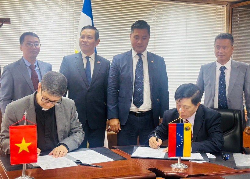 Quang cảnh lễ ký kết hợp tác giữa Trường Đại học Công nghệ và Quản lý Hữu nghị (UTM) của Việt Nam và Trường Đại học Andrés Bello (UCAB) của Venezuela. (Ảnh: TTXVN phát)