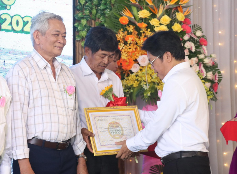 Tuyên dương nông dân sản xuất kinh doanh giỏi là thành viên Câu lạc bộ nông dân tỷ phú. (Ảnh: Huỳnh Phúc Hậu/TTXVN)