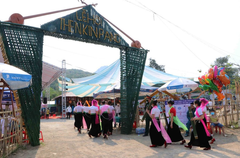 Lễ hội Then Kin Pang luôn thu hút hàng ngàn người dân và du khách tham quan và trải nghiệm. (Ảnh: Nguyễn Oanh/TTXVN) 