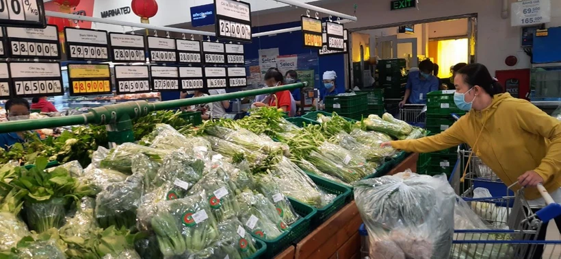 Siêu thị Co.opmart Cao Lãnh, tỉnh Đồng Tháp đảm bảo rau, củ quả tươi xanh phục vụ khách hàng. (Ảnh: Nguyễn Văn Trí/TTXVN)