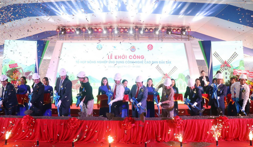 Các đại biểu thực hiện nghi lễ khởi công dự án. (Ảnh: Tuấn Anh/TTXVN)