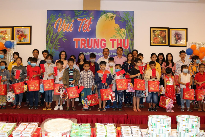 Những phần quà được trao đến tay những trẻ em có hoàn cảnh khó khăn trên địa bàn thành phố Cần Thơ. (Ảnh: Ánh Tuyết/TTXVN)