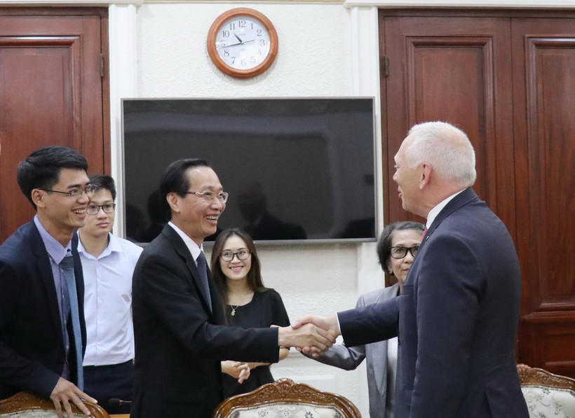 Phó Chủ tịch Thường trực UBND Thành phố Hồ Chí Minh Lê Thanh Liêm tiếp Thống đốc tỉnh Brabant Walloon Gilles Mahieu. (Ảnh: Tiến Lực/TTXVN)