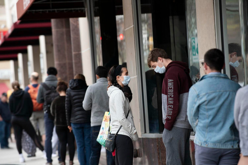 Người dân xếp hàng bên ngoài siêu thị tại Arlington, Virginia, Mỹ ngày 4/4 vừa qua trong bối cảnh dịch COVID-19 lan rộng. (Ảnh: THX/TTXVN)