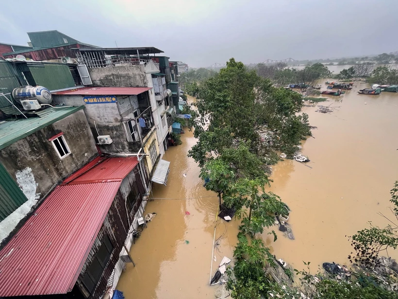 Lũ lên cao gây ngập lụt, cảnh báo cấp độ rủi ro thiên tai do lũ tại Hà Nội ở cấp 2 (ảnh chụp lúc 7h55). (Ảnh: Minh Quyết/TTXVN)