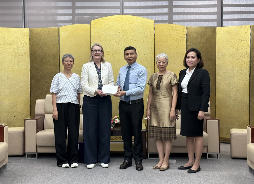 Phó Chủ tịch UBND thành phố Đà Nẵng Hồ Kỳ Minh và Tổng Lãnh sự Australia tại thành phố Hồ Chí Minh Sarah Hooper. (Ảnh: Trần Lê Lâm/TTXVN)