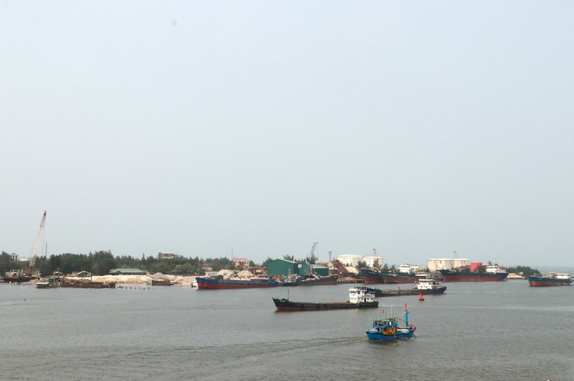 Tàu nối nhau vào nhận hàng từ cảng biển Cửa Việt, tỉnh Quảng Trị. (Ảnh: Nguyên Lý/TTXVN)