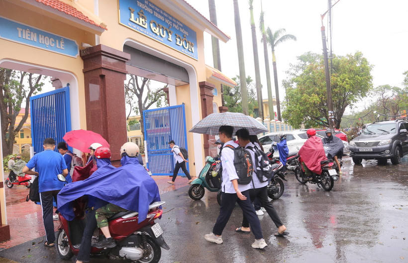 Học sinh trường THPT Lê Quý Đôn, quận Hải An, thành phố Hải Phòng đến trường sáng 11/9. (Ảnh: Minh Thu/TTXVN)