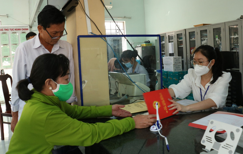 Người dân giải quyết thủ tục hành chính lĩnh vực đất đai. (Nguồn: Báo Long An) 