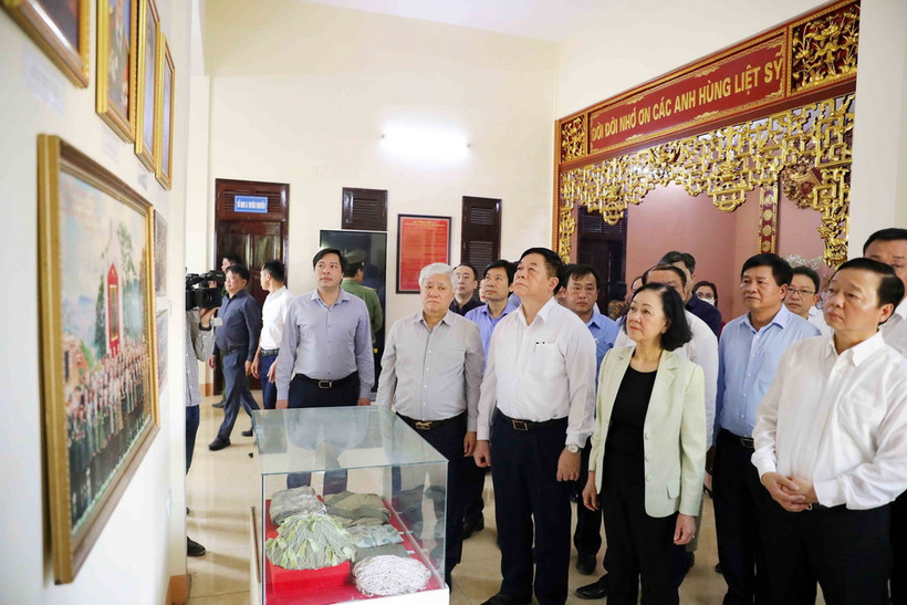 Bà Trương Thị Mai cùng đoàn công tác thăm Khu di tích Đồi A1. (Ảnh: Trung Kiên/TTXVN)