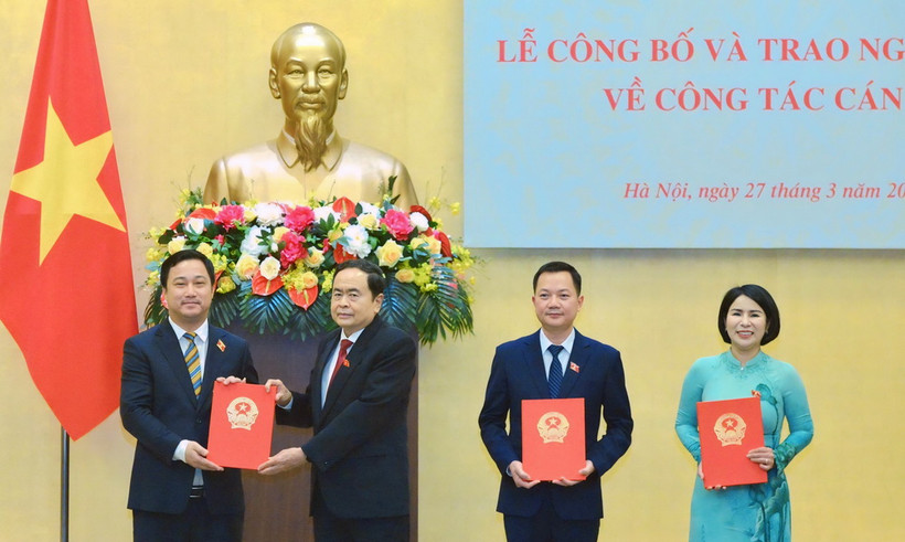 Phó Chủ tịch Thường trực Quốc hội Trần Thanh Mẫn trao Nghị quyết cho tân Ủy viên Thường trực Ủy ban Tư pháp Cao Mạnh Linh. (Nguồn: Báo Đại biểu Nhân dân)