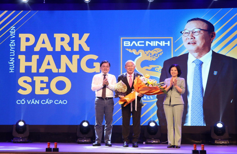 Bí thư Tỉnh ủy Bắc Ninh Nguyễn Anh Tuấn (trái) và Chủ tịch UBND tỉnh Bắc Ninh Nguyễn Hương Giang (phải) tặng hoa chúc mừng cố vấn cấp cao Bắc Ninh FC Park Hang Seo. (Ảnh: Thái Hùng/TTXVN)