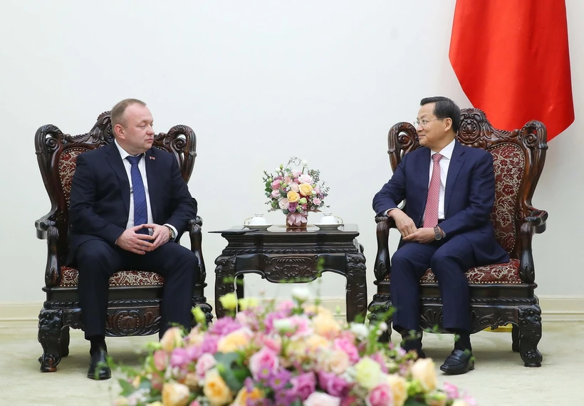 Phó Thủ tướng Lê Minh Khái tiếp Chủ tịch Ủy ban Giám định Tư pháp Nhà nước Cộng hòa Belarus Volkov Alexei Aleksandrovich. (Ảnh: An Đăng/TTXVN) 