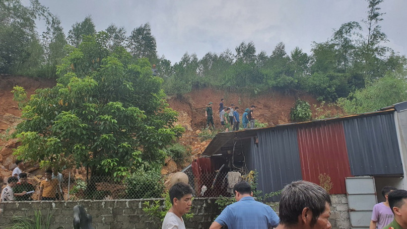 Các lực lượng chức năng triển khai công tác cứu hộ. (Ảnh: TTXVN phát)