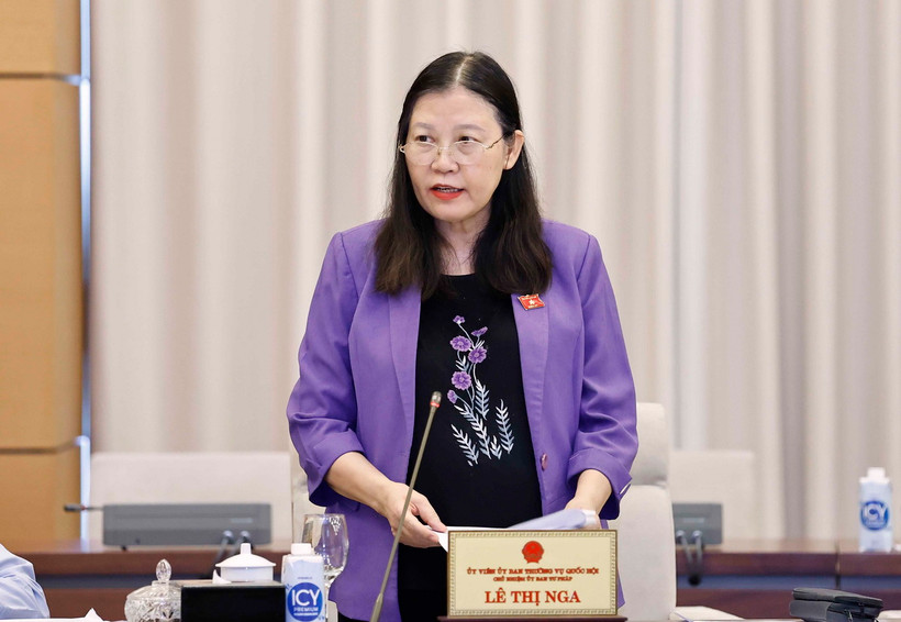 Chủ nhiệm Ủy ban Tư pháp của Quốc hội Lê Thị Nga trình bày tóm tắt báo cáo. (Ảnh: Doãn Tấn/TTXVN)