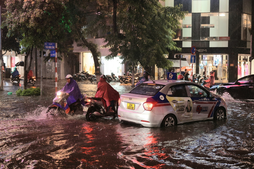 Ngập úng cục bộ ở ngã tư Bà Triệu-Trần Nhân Tông, quận Hai Bà Trưng. (Ảnh: Hoàng Hiếu/TTXVN)