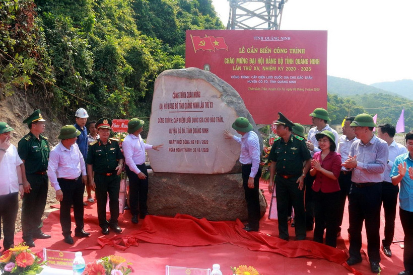 Lễ gắn biển công trình đóng điện lưới quốc gia trên đảo Trần. (Ảnh: Bùi Đức Hiếu/TTXVN)