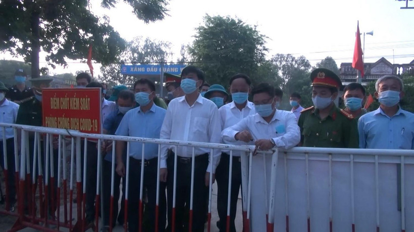 Đúng 7 giờ sáng 2/9, ông Bùi Quốc Đạt, Phó Chủ tịch UBND thành phố Sầm Sơn, tỉnh Thanh Hóa, cùng các ban ngành liên quan có mặt tại khu phố Nam Bắc chính thức thông báo kết thúc phong tỏa cho 12 hộ dân với 46 nhân khẩu. (Ảnh: Khiếu Tư/TTXVN)