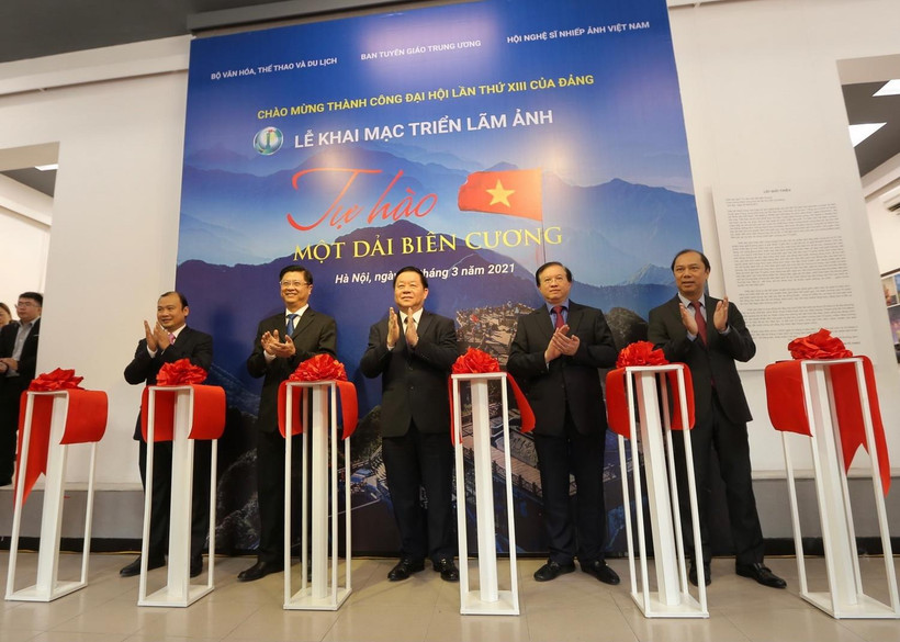 Trưởng Ban Tuyên giáo Trung ương Nguyễn Trọng Nghĩa và các đại biểu cắt băng khai mạc triển lãm. (Ảnh: Hoàng Hiếu/TTXVN)