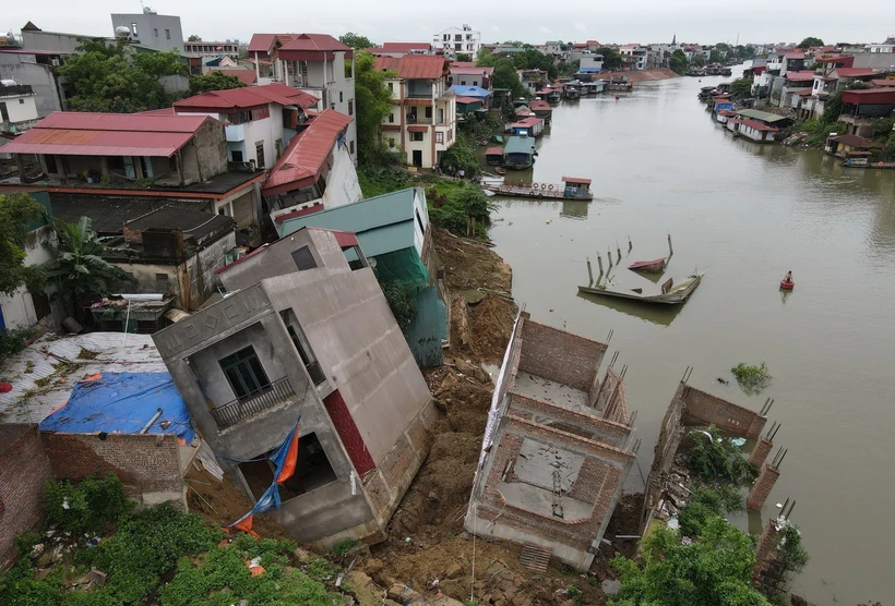 Hiện trường vụ sạt lở khiến nhiều ngôi nhà bị rạn nứt, nghiêng, bị hư hại nghiêm trọng. (Ảnh: Thanh Thương/TTXVN)