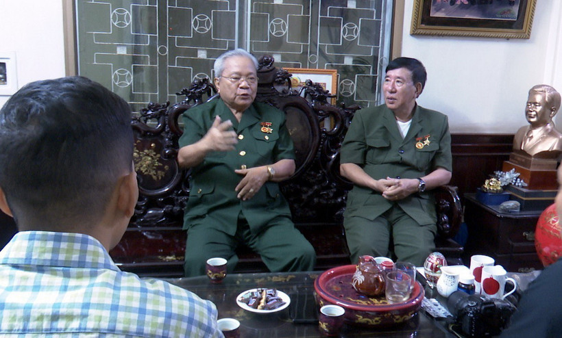 Cựu lực lượng thanh niên xung phong tỉnh Quảng Bình ôn lại kỷ niệm mở đường 20 Quyết Thắng 65 năm về trước. (Ảnh: Tá Chuyên/TTXVN)
